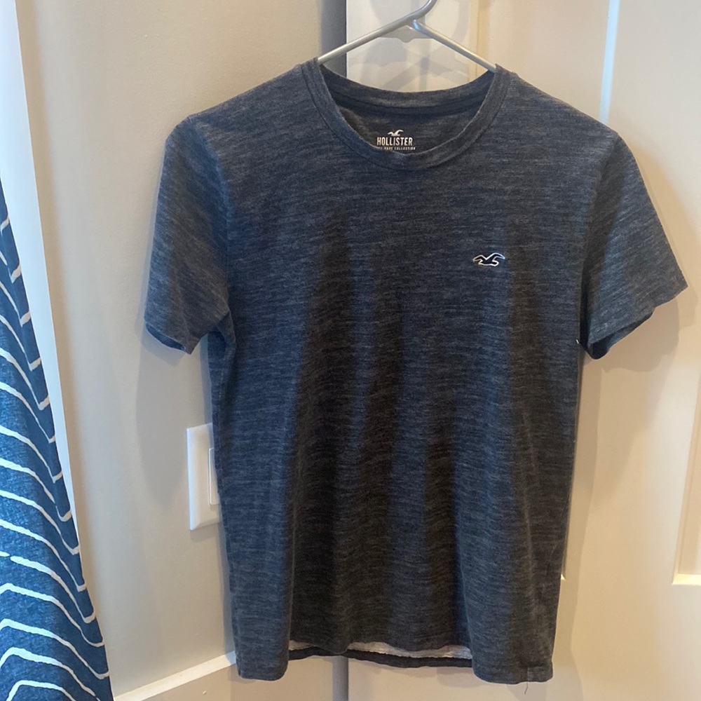 dark grey/ black hollister tee shirt
